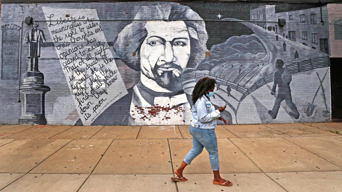 Minnesmerke over Frederick Douglass utenfor Slade's Bar and Grill i Boston, som har svarte eiere som fortsatt hyller den amerikanske helten. Foto: AP /Charles Krupa/ NTB Minnesmerke over Frederick Douglass utenfor Slade's Bar and Grill i Boston, som har svarte eiere som fortsatt hyller den amerikanske helten. Foto: AP /Charles Krupa/ NTB