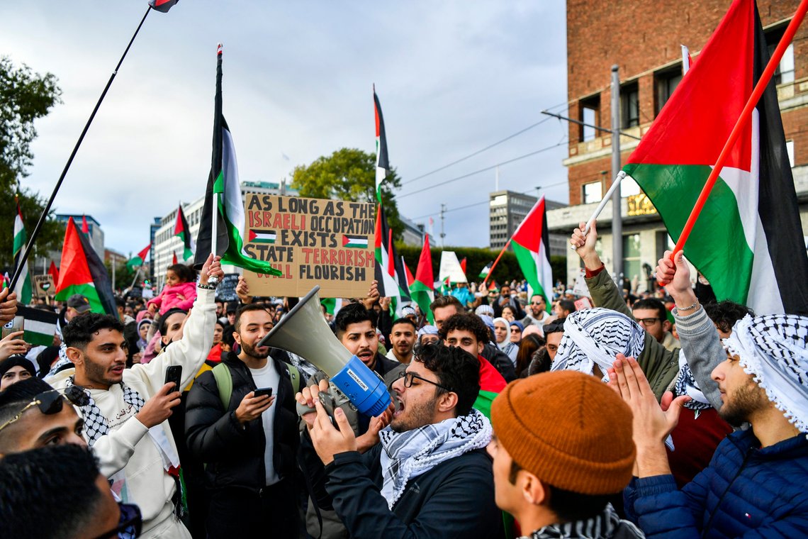 Oslo 20231014.
Palestinakomiteen demonstrasjon utenfor Utenriksdepartementet og går i tog til Rådhuset.
Foto: Rodrigo Freitas / NTB Oslo 20231014.
Palestinakomiteen demonstrasjon utenfor Utenriksdepartementet og går i tog til Rådhuset.
Foto: Rodrigo Freitas / NTB