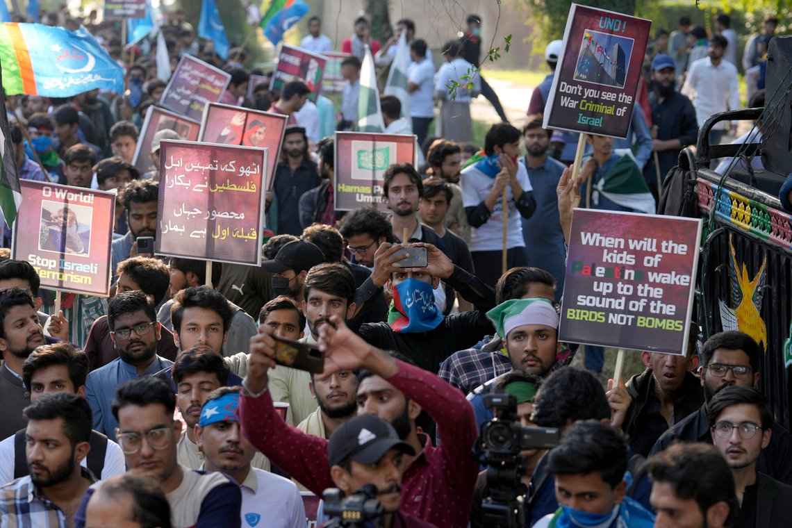 Demonstranter til støtte for palestinere i Islamabad, Pakistan onsdag spør når palestinske barn kan våkne opp til lyden av fuglekvitter i stedet fro bomber. Kanskje når Hamas slutter å skryte på sosiale medier av sine heroiske drap av spebarn, voldtekter av unge jødiske kvinner og kidnapping av folk som er gamle nok til å ha overlevd Holocaust? Foto: Anjum Naveed / AP / NTB Demonstranter til støtte for palestinere i Islamabad, Pakistan onsdag spør når palestinske barn kan våkne opp til lyden av fuglekvitter i stedet fro bomber. Kanskje når Hamas slutter å skryte på sosiale medier av sine heroiske drap av spebarn, voldtekter av unge jødiske kvinner og kidnapping av folk som er gamle nok til å ha overlevd Holocaust? Foto: Anjum Naveed / AP / NTB