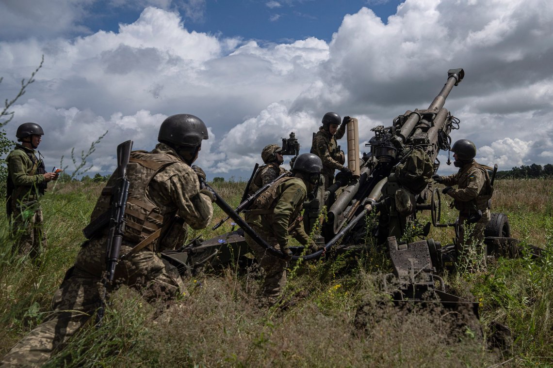 Ukrainske soldater forbereder seg på å skyte mot russiske stillinger med en amerikansk-levert M777-haubits i Kharkiv-regionen i Ukraina 14. juli i fjor. Støtte til Ukrainas kamp mot de russiske invasjonsstyrkene var imidlertid utelatt fra det midlertidig budsjett som ble vedtatt i Kongressen i helgen. Foto: Evgeniy Maloletka / AP / NTB Ukrainske soldater forbereder seg på å skyte mot russiske stillinger med en amerikansk-levert M777-haubits i Kharkiv-regionen i Ukraina 14. juli i fjor. Støtte til Ukrainas kamp mot de russiske invasjonsstyrkene var imidlertid utelatt fra det midlertidig budsjett som ble vedtatt i Kongressen i helgen. Foto: Evgeniy Maloletka / AP / NTB