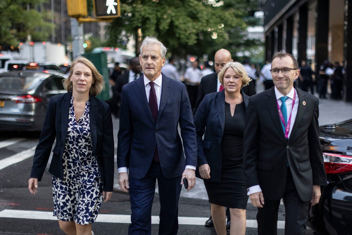 New York, USA 20230919.
Statsminister Jonas Gahr Støre (Ap), utenriksminister Anniken Huitfeldt (Ap), klima- og miljøvernminister Espen Barth Eide (Ap) og utviklingsminister Anne Beathe Tvinnereim (Sp) på vei til åpningen av hovedforsamlingen i FN tirsdag.
Foto: Pontus Höök / NTB New York, USA 20230919.
Statsminister Jonas Gahr Støre (Ap), utenriksminister Anniken Huitfeldt (Ap), klima- og miljøvernminister Espen Barth Eide (Ap) og utviklingsminister Anne Beathe Tvinnereim (Sp) på vei til åpningen av hovedforsamlingen i FN tirsdag.
Foto: Pontus Höök / NTB