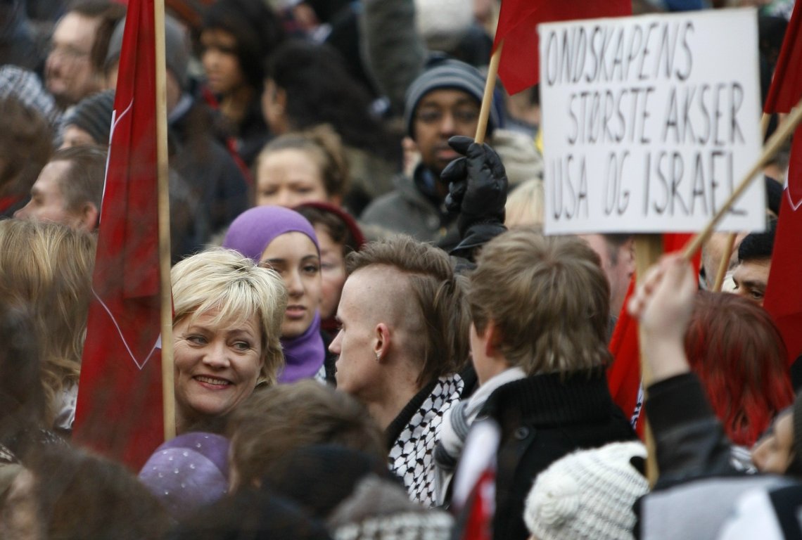 OSLO 20090110:
Palestinakomiteen arrangerte lørdag ettermiddag en demonstrasjon foran Stortinget til støtte for ofrene i Gaza. Finansminister Kristin Halvorsen var å finne blant dem som ville markere sin støtte.
Foto: Lise Åserud / NTB OSLO 20090110:
Palestinakomiteen arrangerte lørdag ettermiddag en demonstrasjon foran Stortinget til støtte for ofrene i Gaza. Finansminister Kristin Halvorsen var å finne blant dem som ville markere sin støtte.
Foto: Lise Åserud / NTB