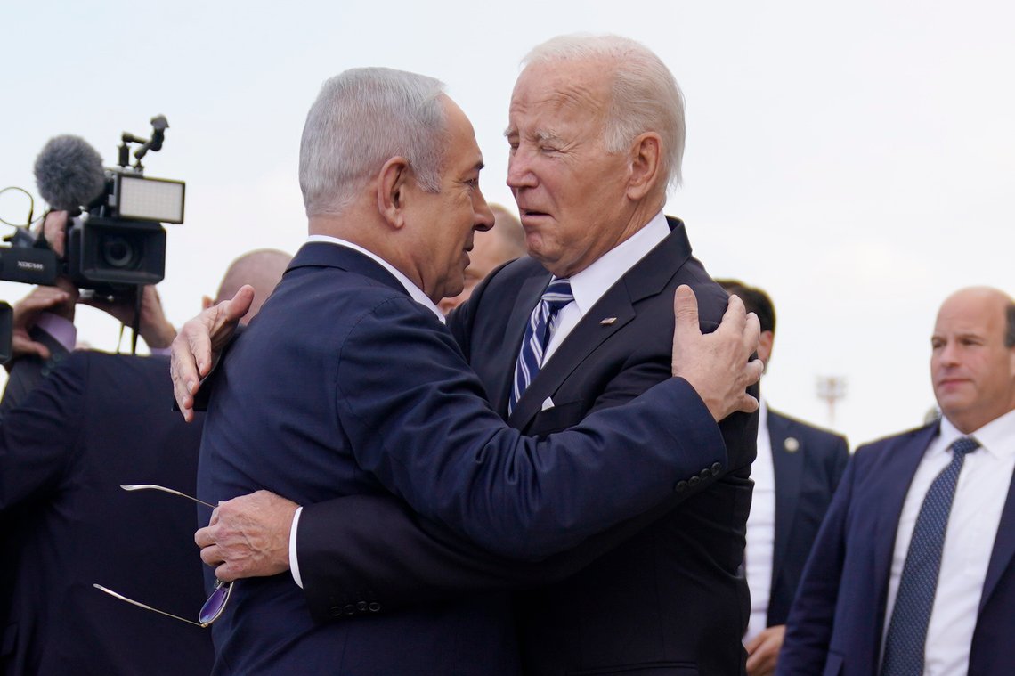 Ikke akkurat et Honecker-øyeblikk (Bresjnev kysser Honecker på munnen under feiringen av DDR). Biden har ikke likt Netanyahu og motarbeidet ham. Men nå må Biden navigere i et farlig farvann. President Joe Biden is greeted by Israeli Prime Minister Benjamin Netanyahu after arriving at Ben Gurion International Airport, Wednesday, Oct. 18, 2023, in Tel Aviv. (AP Photo/Evan Vucci) Ikke akkurat et Honecker-øyeblikk (Bresjnev kysser Honecker på munnen under feiringen av DDR). Biden har ikke likt Netanyahu og motarbeidet ham. Men nå må Biden navigere i et farlig farvann. President Joe Biden is greeted by Israeli Prime Minister Benjamin Netanyahu after arriving at Ben Gurion International Airport, Wednesday, Oct. 18, 2023, in Tel Aviv. (AP Photo/Evan Vucci)