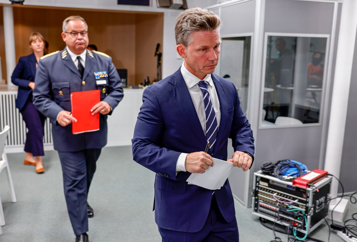 Svenske og estiske myndigheter tror skadene på datakabelen som går mellom landene, skyldes ytre påvirkning, sier Sveriges forsvarsminister Pål Jonson (foran). Han har følge med sjefen for forsvarsstaben, generalløytnant Michael Claesson. Foto: Stefan Jerrevång/TT / NTB Svenske og estiske myndigheter tror skadene på datakabelen som går mellom landene, skyldes ytre påvirkning, sier Sveriges forsvarsminister Pål Jonson (foran). Han har følge med sjefen for forsvarsstaben, generalløytnant Michael Claesson. Foto: Stefan Jerrevång/TT / NTB