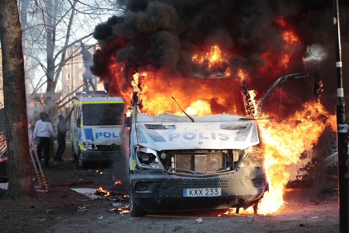 Flere politibiler ble påtent under opptøyene i Örebro langfredag 2022 under de såkalte påskeopptøyene. Foto: Kicki Nilsson/TT / NTB Flere politibiler ble påtent under opptøyene i Örebro langfredag 2022 under de såkalte påskeopptøyene. Foto: Kicki Nilsson/TT / NTB