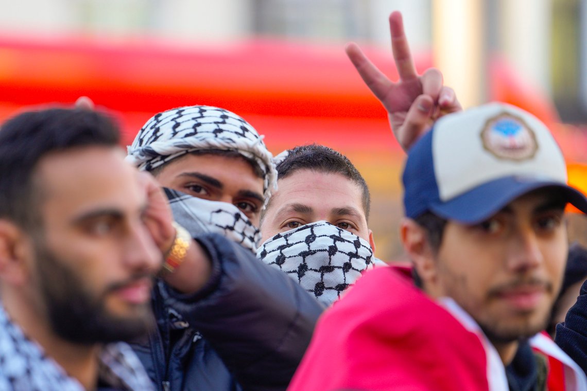 Oslo 20231008.
Demonstrasjon til støtte for Palestina på Jernbanetorget i Oslo.
Foto: Javad Parsa / NTB Oslo 20231008.
Demonstrasjon til støtte for Palestina på Jernbanetorget i Oslo.
Foto: Javad Parsa / NTB