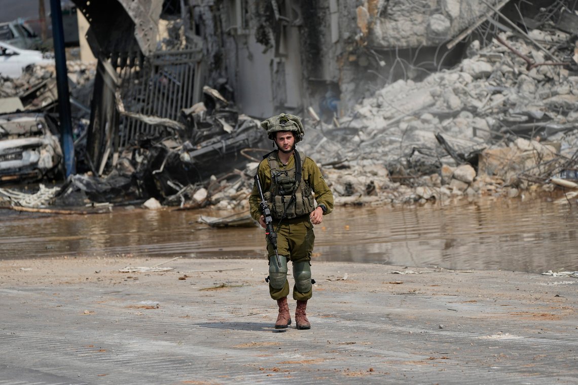 Dette er ikke fra Gaza, men fra politistasjonen i grensebyen Sderot. Det sier litt om voldsomheten i kampene. Billedtekst: FILE - An Israeli soldier walks outside a police station that was overrun by Hamas militants on Saturday, in Sderot, Israel, Sunday, Oct.8, 2023. Hamas militants stormed over the border fence Saturday, killing hundreds of Israelis in surrounding communities. (AP Photo/Ohad Zwigenberg, File) Dette er ikke fra Gaza, men fra politistasjonen i grensebyen Sderot. Det sier litt om voldsomheten i kampene. Billedtekst: FILE - An Israeli soldier walks outside a police station that was overrun by Hamas militants on Saturday, in Sderot, Israel, Sunday, Oct.8, 2023. Hamas militants stormed over the border fence Saturday, killing hundreds of Israelis in surrounding communities. (AP Photo/Ohad Zwigenberg, File)