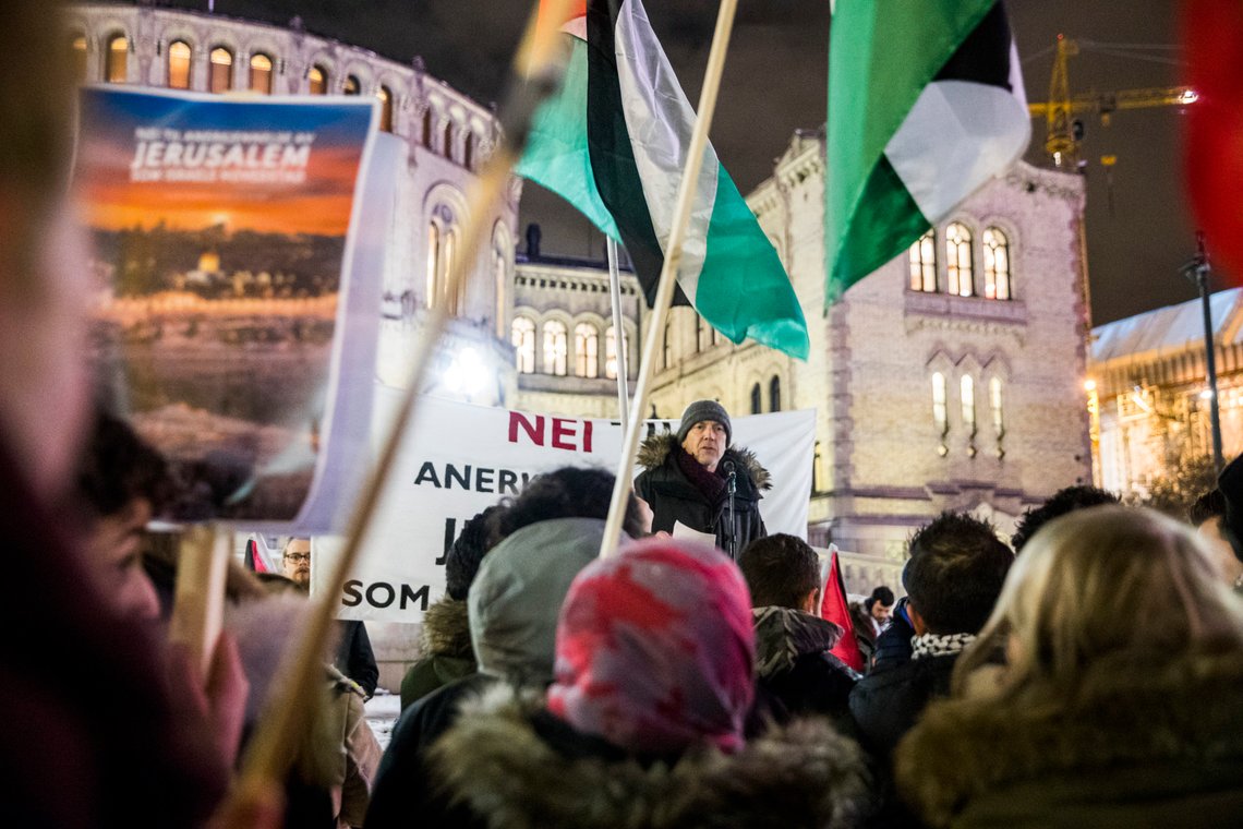 Tor Øystein Vaaland (prest) på talerstolen idet Palestinakomiteen demonstrerer på Eidsvoll plass, som en reaksjon på Trumps anerkjennelse av Jerusalem som Israels hovedstad.
Foto: Berit Roald / NTB Tor Øystein Vaaland (prest) på talerstolen idet Palestinakomiteen demonstrerer på Eidsvoll plass, som en reaksjon på Trumps anerkjennelse av Jerusalem som Israels hovedstad.
Foto: Berit Roald / NTB