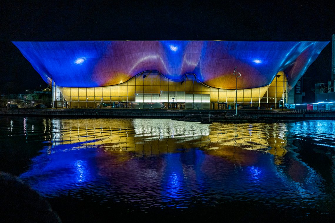 Kristiansand 20220225.
Kulturhuset Kilden i Kristiansand er lyst opp i opp i blått og gult - fargene til det Ukrainske flagget.
Foto: Håkon Mosvold Larsen / NTB Kristiansand 20220225.
Kulturhuset Kilden i Kristiansand er lyst opp i opp i blått og gult - fargene til det Ukrainske flagget.
Foto: Håkon Mosvold Larsen / NTB
