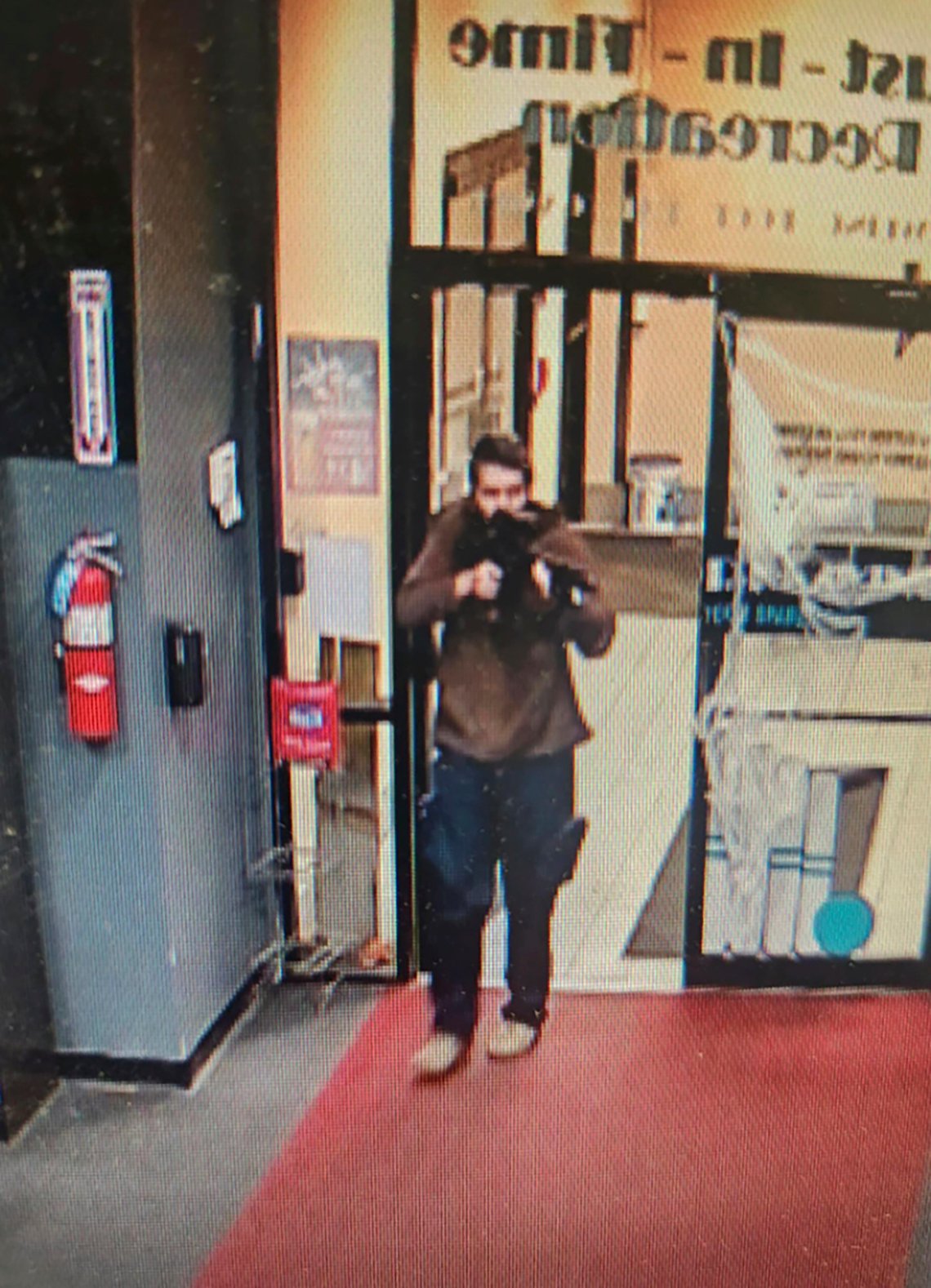 Sheriffen i Androscoggin fylke har lagt ut to bilder av en mistenkt gjerningsmann. Ingen er pågrepet. Foto: Foto: Androscoggin County Sheriff's Office via AP / NTB Sheriffen i Androscoggin fylke har lagt ut to bilder av en mistenkt gjerningsmann. Ingen er pågrepet. Foto: Foto: Androscoggin County Sheriff's Office via AP / NTB