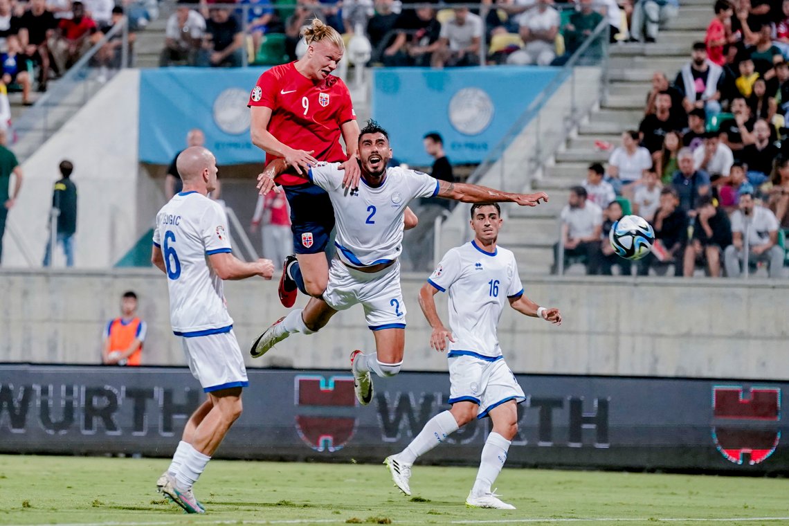 Erling Braut Haaland knuser Andreas Karo i lufta og nikker mot hjørnet, men Kypros-keeper Joël Mall nektet ham scoring i denne situasjonen med en kjemperedning. Foto: Fredrik Varfjell / NTB Erling Braut Haaland knuser Andreas Karo i lufta og nikker mot hjørnet, men Kypros-keeper Joël Mall nektet ham scoring i denne situasjonen med en kjemperedning. Foto: Fredrik Varfjell / NTB