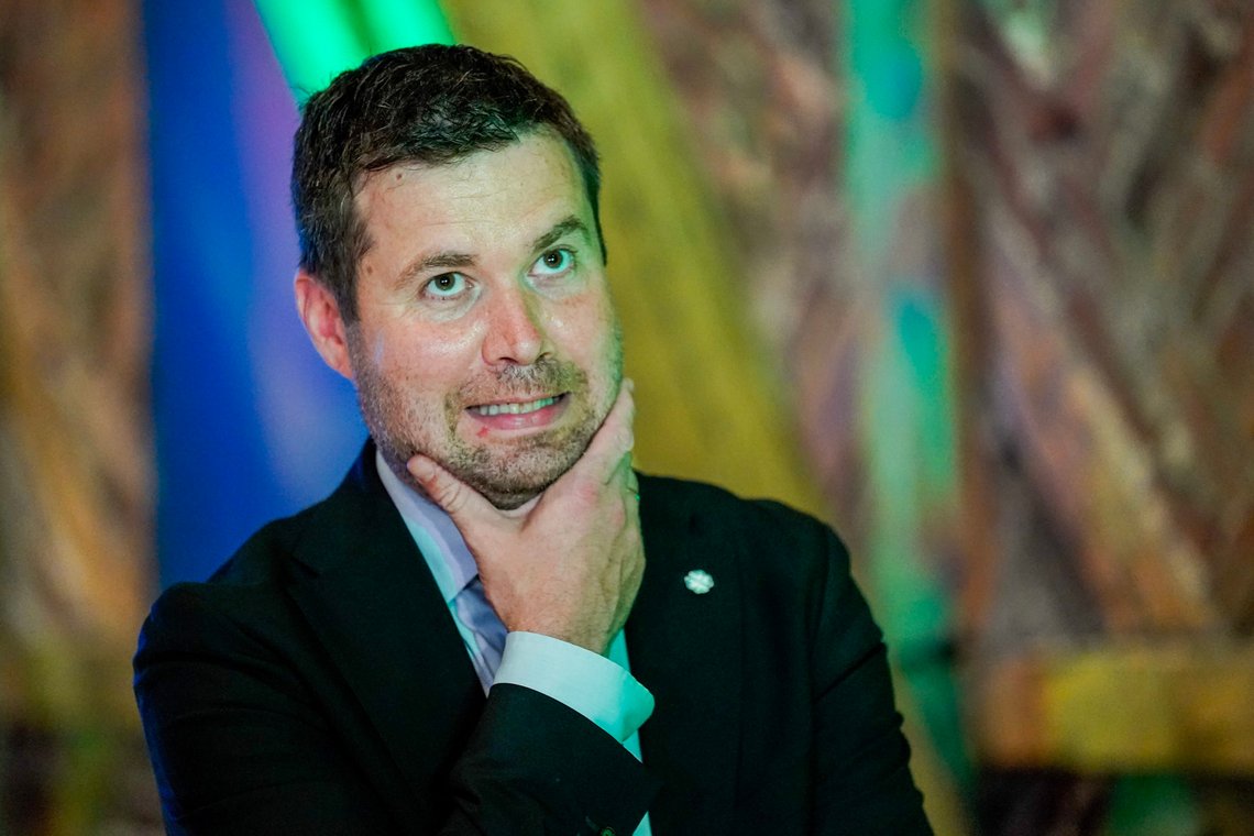 Landbruksminister Geir Pollestad (Sp) håper at det nye byrådet i Oslo igjen vil tillate kjøtt i barnehager. Han mener også at barnehagebarn vil ha godt av å se hvordan dyr slaktes. Foto: Lise Åserud / NTB Landbruksminister Geir Pollestad (Sp) håper at det nye byrådet i Oslo igjen vil tillate kjøtt i barnehager. Han mener også at barnehagebarn vil ha godt av å se hvordan dyr slaktes. Foto: Lise Åserud / NTB