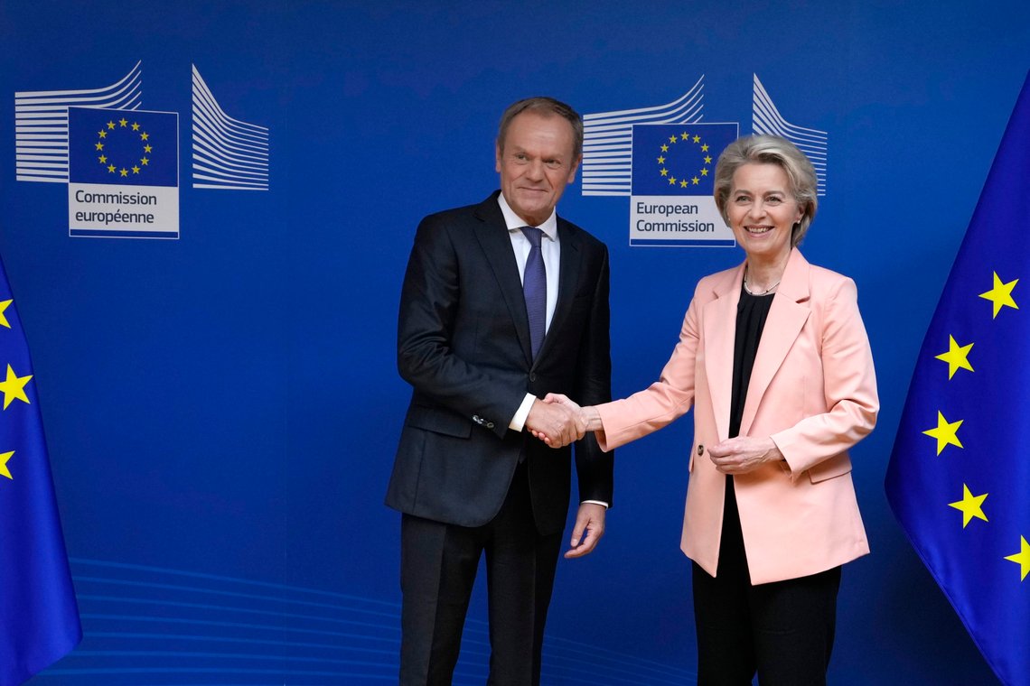 Den polske valgvinneren Donald Tusk avbildet i møte med EU-kommisjonens leder Ursula von der Leyen onsdag. Foto: Virginia Mayo / AP / NTB Den polske valgvinneren Donald Tusk avbildet i møte med EU-kommisjonens leder Ursula von der Leyen onsdag. Foto: Virginia Mayo / AP / NTB