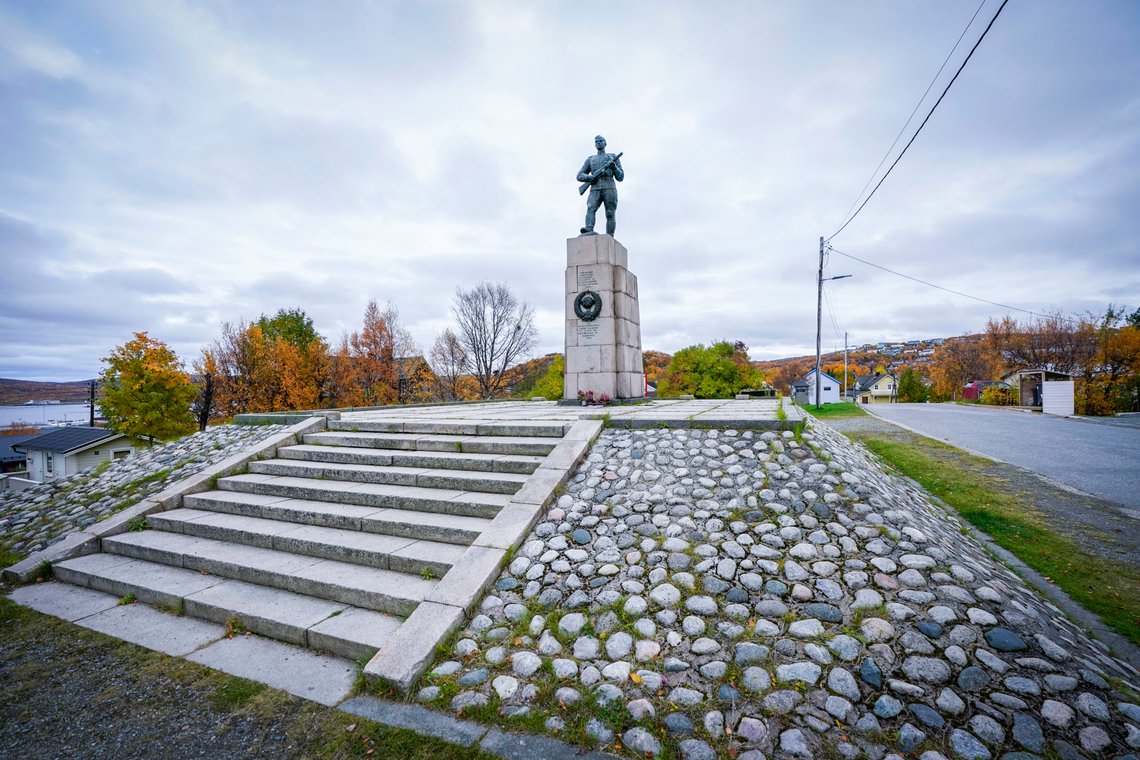 Kirkenes 20220928.
«Frigjøringsmonumentet», vanligvis kalt «Russemonumentet», er et nasjonalt krigsminnesmerke i Kirkenes i Sør-Varanger kommune i Finnmark. Laget av Stinius Fredriksen. Det ble reist som et norsk-sovjetisk monument for å hedre Den røde armés innsats i frigjøringa av Øst-Finnmark i oktober 1944, etter over fire år med tysk okkupasjon under andre verdenskrig.
Foto: Lise Åserud / NTB Kirkenes 20220928.
«Frigjøringsmonumentet», vanligvis kalt «Russemonumentet», er et nasjonalt krigsminnesmerke i Kirkenes i Sør-Varanger kommune i Finnmark. Laget av Stinius Fredriksen. Det ble reist som et norsk-sovjetisk monument for å hedre Den røde armés innsats i frigjøringa av Øst-Finnmark i oktober 1944, etter over fire år med tysk okkupasjon under andre verdenskrig.
Foto: Lise Åserud / NTB