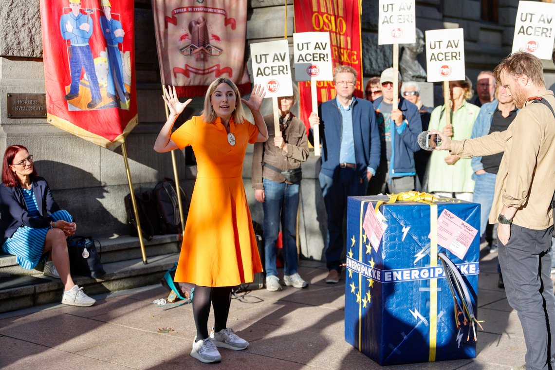 Oslo 20230905.
Rødt-politiker Sofie Marhaug deltar når Nei til EU har markering utenfor Høyesterett i forbindelse med behandlingen av ACER-søksmålet som starter i tirsdag.
Foto: Frederik Ringnes / NTB Oslo 20230905.
Rødt-politiker Sofie Marhaug deltar når Nei til EU har markering utenfor Høyesterett i forbindelse med behandlingen av ACER-søksmålet som starter i tirsdag.
Foto: Frederik Ringnes / NTB