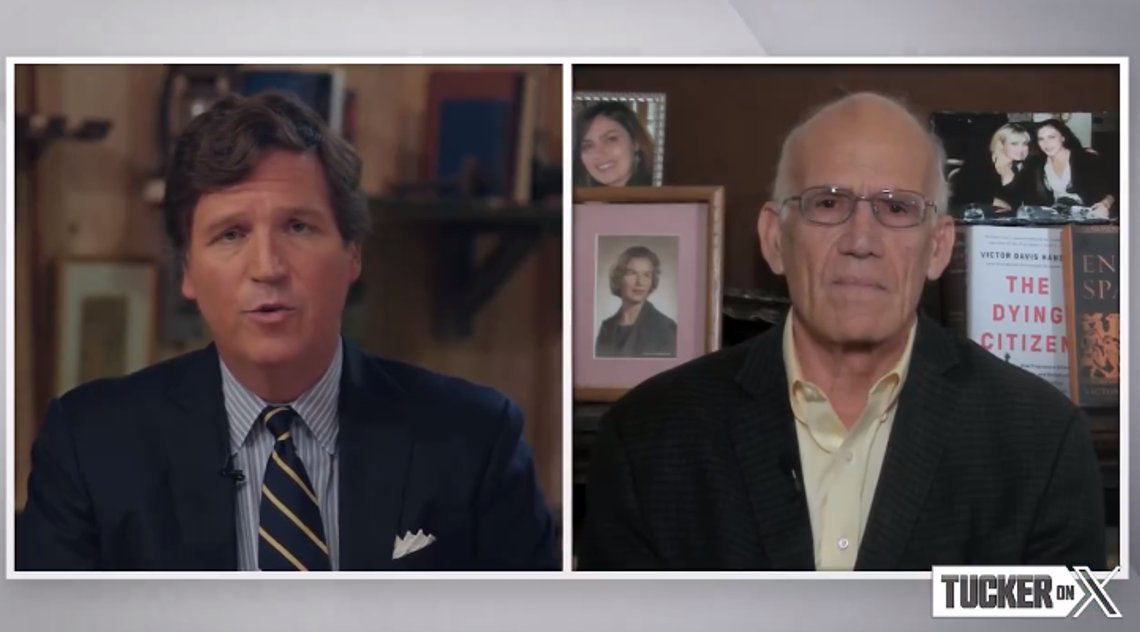 Tucker Carlson i samtale med Victor Davis Hanson. Stillbilde X Tucker Carlson i samtale med Victor Davis Hanson. Stillbilde X