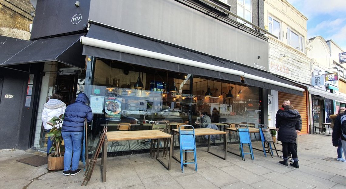 Slik så den jødiske restauranten Pita ut før den ble vandalisert. Bildet er fra 2020. Foto: יניב א /Trip Advisor Slik så den jødiske restauranten Pita ut før den ble vandalisert. Bildet er fra 2020. Foto: יניב א /Trip Advisor