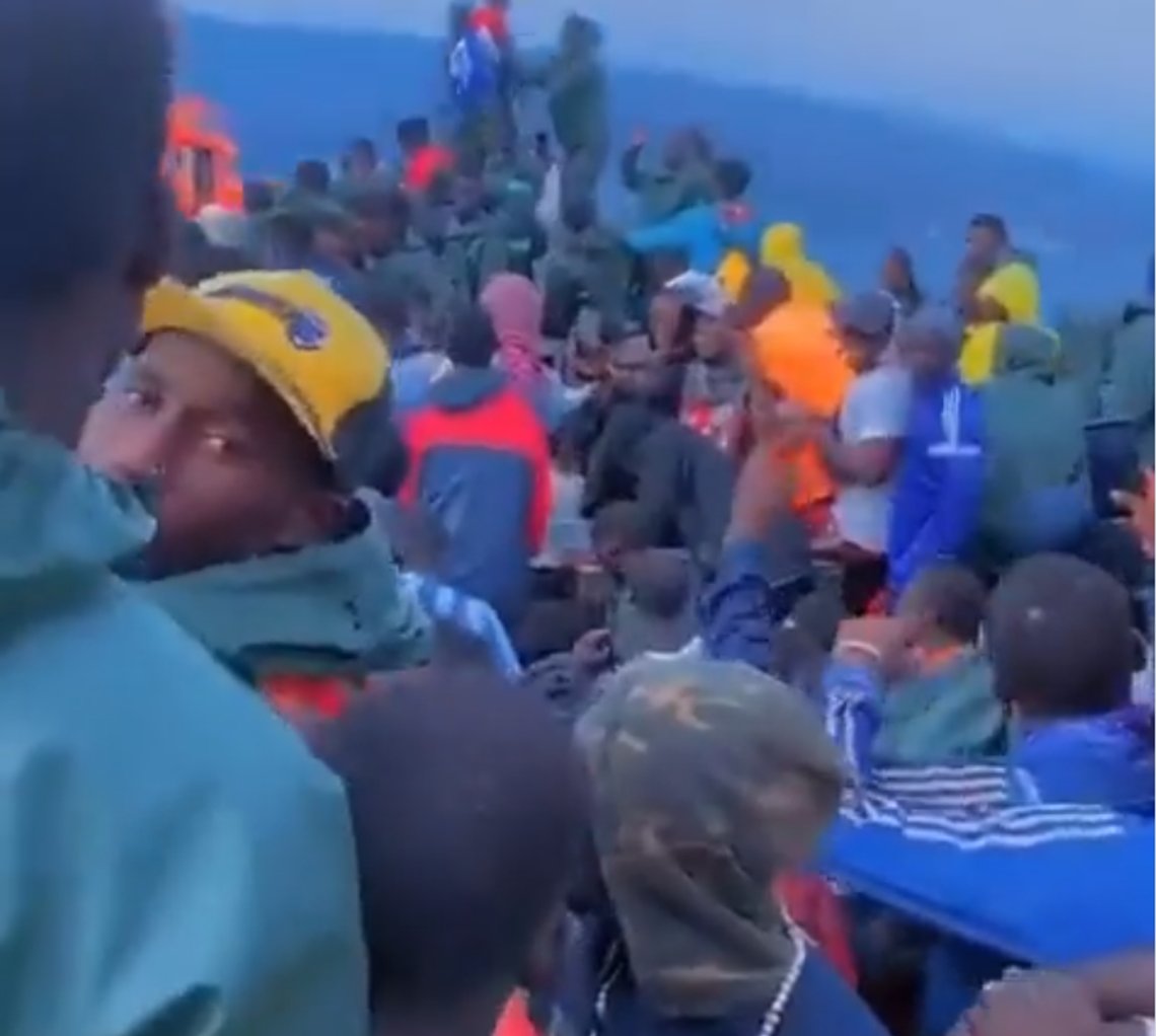 Tusenvis av migranter invaderer Kanariøyene i båter fra Afrika. Skjermdump video/ Twitter Tusenvis av migranter invaderer Kanariøyene i båter fra Afrika. Skjermdump video/ Twitter