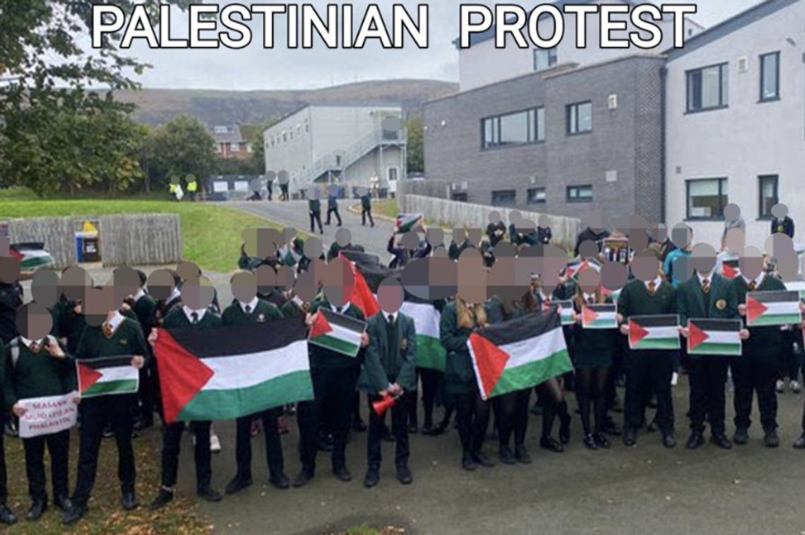 Elever i en ungdomsskole i Belfast viser sin støtte til palestinske terrorister. Skjermdump Twitter Elever i en ungdomsskole i Belfast viser sin støtte til palestinske terrorister. Skjermdump Twitter