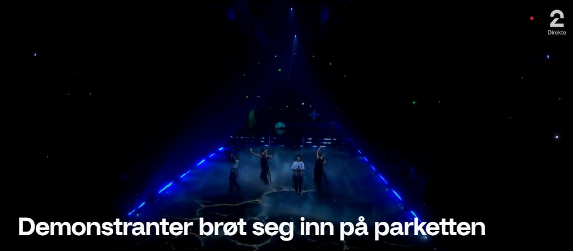 Klimaaktivistene fra Stopp Oljeletinga ble raskt fjernet av vaktene da de entret scenen under kveldens «Skal vi danse». Stillbilde TV 2 Klimaaktivistene fra Stopp Oljeletinga ble raskt fjernet av vaktene da de entret scenen under kveldens «Skal vi danse». Stillbilde TV 2
