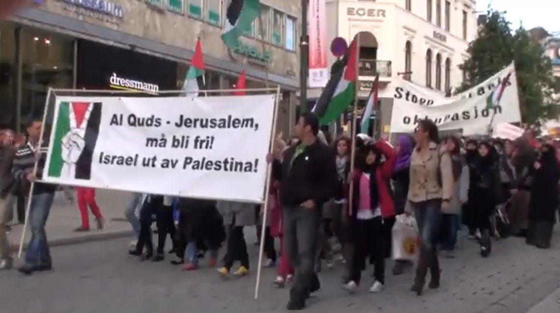 Allerede 9. oktober demonstrerte mange for Gaza, kun to dager etter det grusomme angrepet mot Israel. Stillbilde YouTube Allerede 9. oktober demonstrerte mange for Gaza, kun to dager etter det grusomme angrepet mot Israel. Stillbilde YouTube