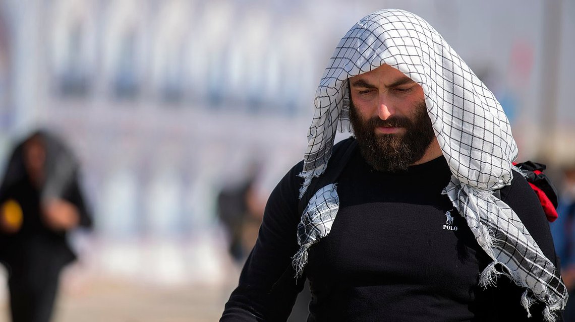 Det holder at du bærer skjerfet med mange navn; keffiyeh, palestinaskjerf, ørkenskjerf. Foto: Mostafameraji, Wikimedia Commons CC BY-SA 4.0 DEED Det holder at du bærer skjerfet med mange navn; keffiyeh, palestinaskjerf, ørkenskjerf. Foto: Mostafameraji, Wikimedia Commons CC BY-SA 4.0 DEED