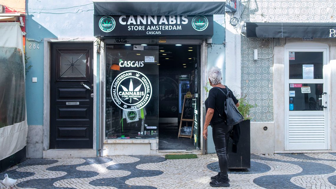 De mange cannabis-butikkene som er dukket opp i turistområdene i Portugal, selger cannabis uten virkestoffet som gir rus – THC. Foto: Arnt Jensvoll / Document De mange cannabis-butikkene som er dukket opp i turistområdene i Portugal, selger cannabis uten virkestoffet som gir rus – THC. Foto: Arnt Jensvoll / Document