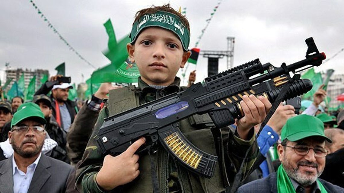 Hamas feirer seg selv ved fremvisning av fremtidens «martyrer». Foto: Hadi Mohammad, Wikimedia Commons CC BY 4.0 DEED Hamas feirer seg selv ved fremvisning av fremtidens «martyrer». Foto: Hadi Mohammad, Wikimedia Commons CC BY 4.0 DEED
