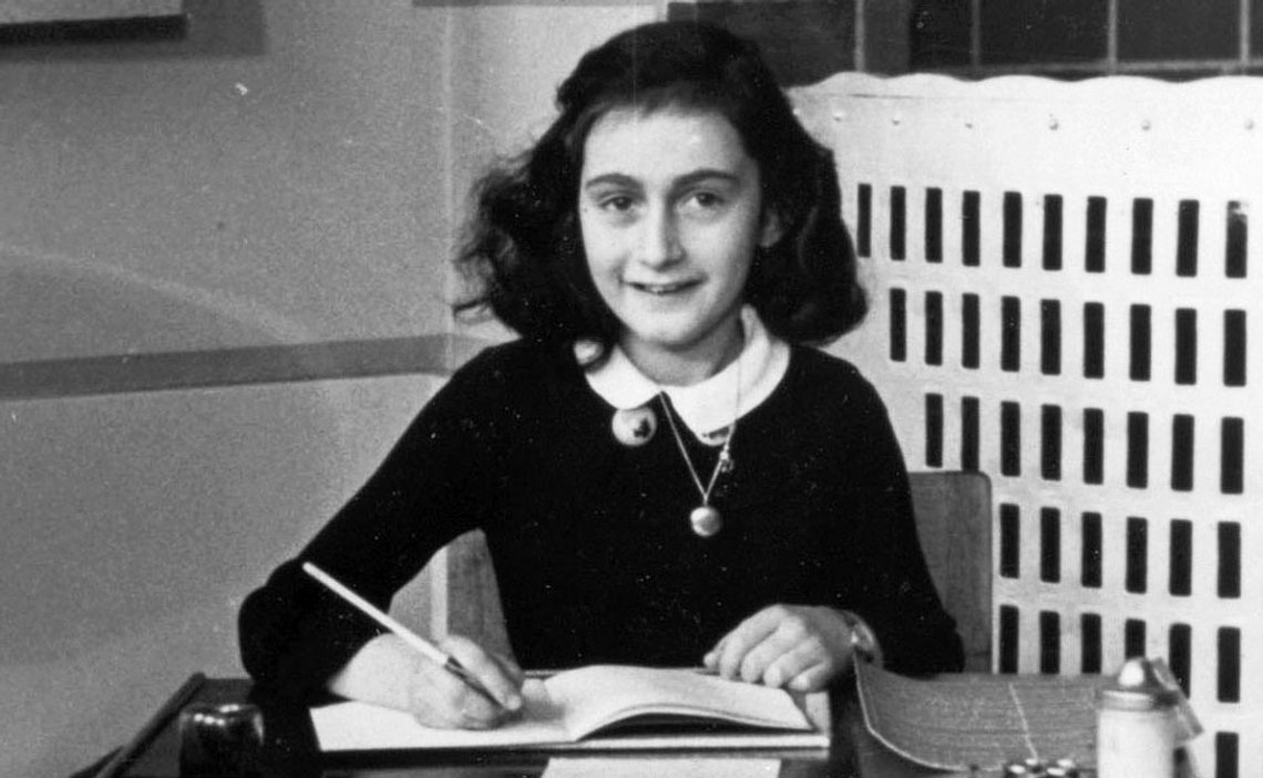 Skolefoto av Anne Frank. Ukjent fotograf, Wikimedia Commons Skolefoto av Anne Frank. Ukjent fotograf, Wikimedia Commons