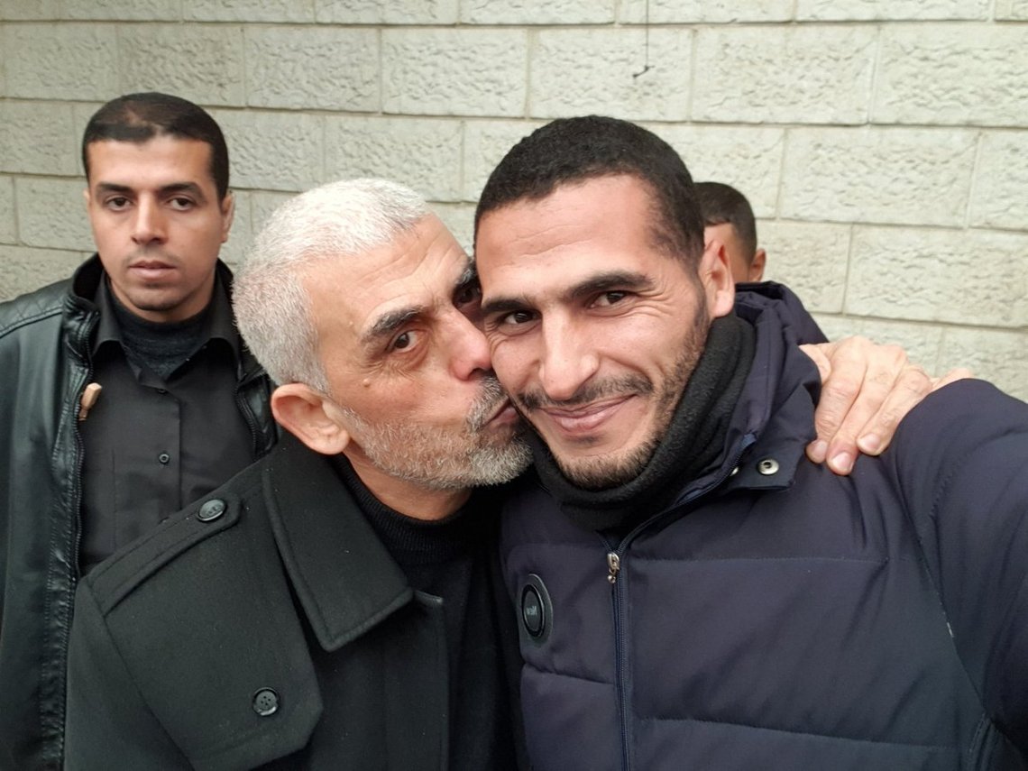 AP-frilanser Hassan Eslaiah blir kysset av hjernen bak 7.oktober-terroren, Yayha Sinwar. foto: twitter AP-frilanser Hassan Eslaiah blir kysset av hjernen bak 7.oktober-terroren, Yayha Sinwar. foto: twitter