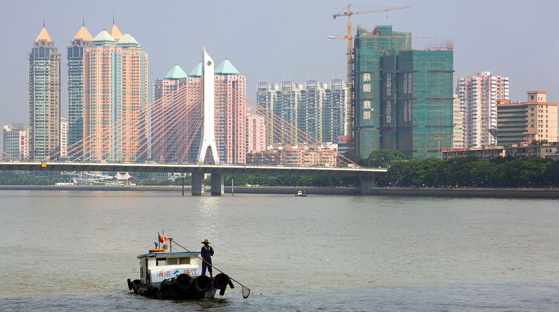 Zhu Jiang – Perleelven, «Pearl River» – er med sine par tusen kilometer den tredje lengste elven i Kina. Den er mest kjent for biten som renner gjennom storbyen Guangzhou. FCoto: Arnt Jensvoll / Document Zhu Jiang – Perleelven, «Pearl River» – er med sine par tusen kilometer den tredje lengste elven i Kina. Den er mest kjent for biten som renner gjennom storbyen Guangzhou. FCoto: Arnt Jensvoll / Document