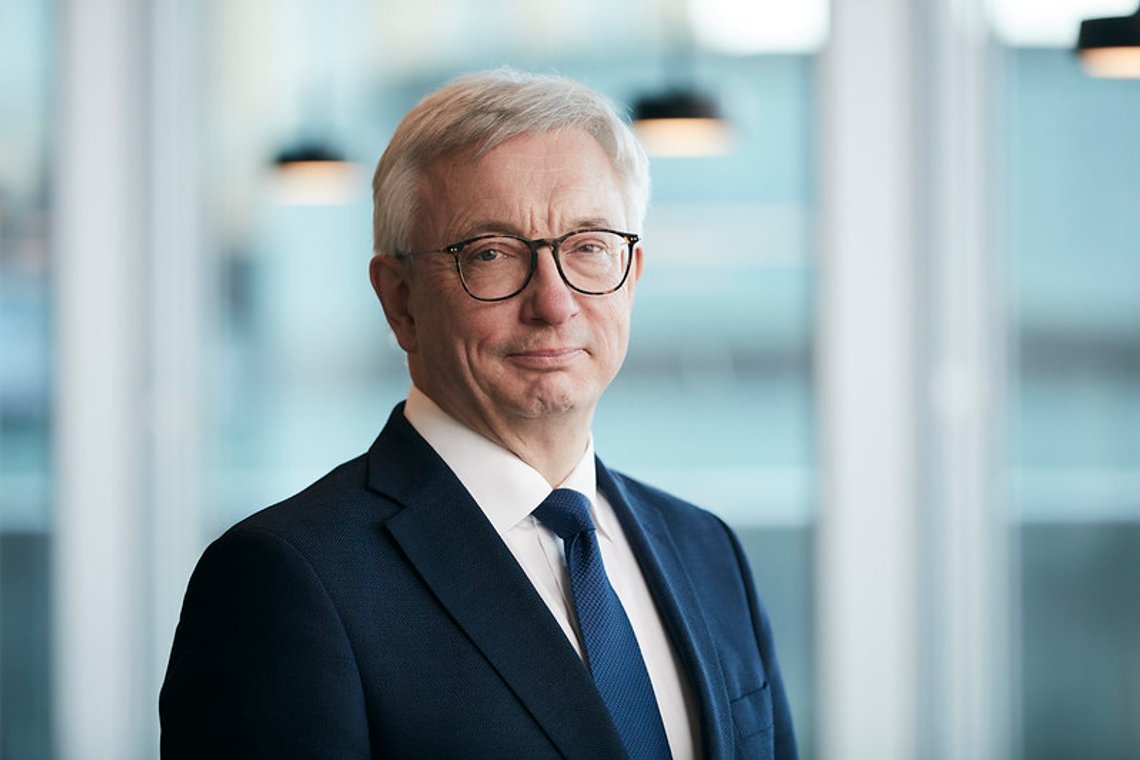 Riksrevisor Karl Eirik Schjøtt-Pedersen mener politiets digitalisering er for dårlig. Foto: Per Inge Scott/ CC BY-SA 4.0/ Wikimedia Commons Riksrevisor Karl Eirik Schjøtt-Pedersen mener politiets digitalisering er for dårlig. Foto: Per Inge Scott/ CC BY-SA 4.0/ Wikimedia Commons
