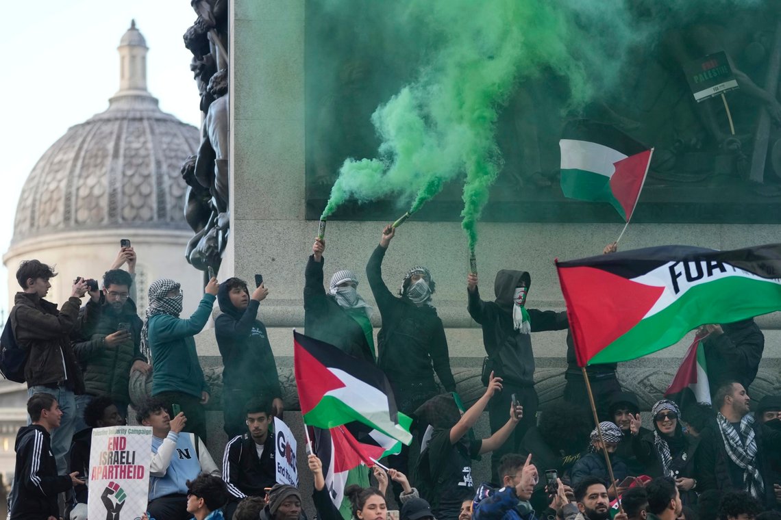 En av mange pro-palestinske demonstrasjoner i London etter at Hamas utførte et grusomt terrorangrep mot Israel 7. oktober. Foto: AP /Kin Cheung/ NTB En av mange pro-palestinske demonstrasjoner i London etter at Hamas utførte et grusomt terrorangrep mot Israel 7. oktober. Foto: AP /Kin Cheung/ NTB