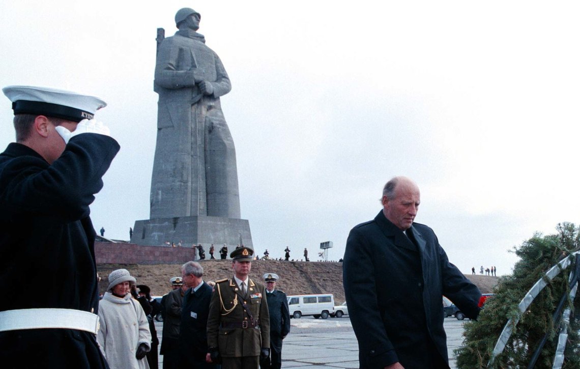 Kong Harald la ned krans ved minnesteinen over de som mistet livet under konvoi-overfarten. I bakgrunnen Aljosja-monumentet, som han like før la ned krans ved.
Foto: Rune Petter Ness / NTB
Norsk kongelig statsbesøk i Russland / kong Harald / dronning Sonja / Kongeparet / Kong Harald la ned krans ved minnesteinen over de som mistet livet under konvoi-overfarten. I bakgrunnen Aljosja-monumentet, som han like før la ned krans ved.
Foto: Rune Petter Ness / NTB
Norsk kongelig statsbesøk i Russland / kong Harald / dronning Sonja / Kongeparet /