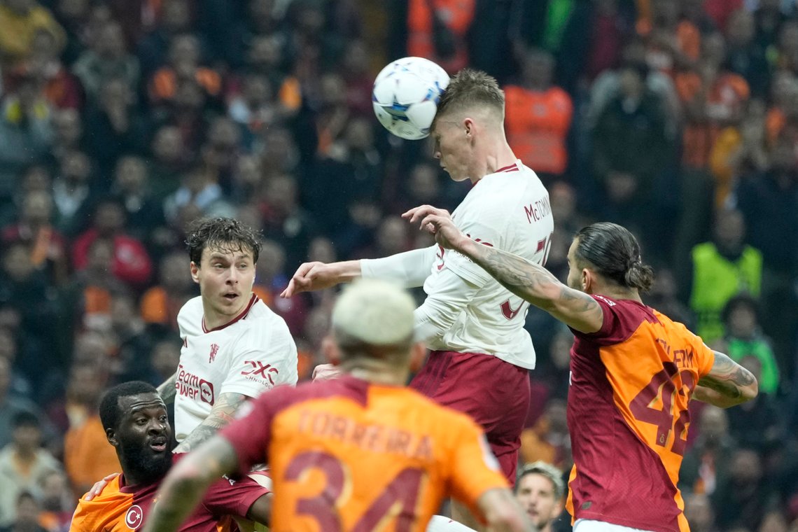 Det gikk hardt for seg i Istanbul onsdag. Underholdningsverdien var på et ekstremt høyt nivå. Foto: Francisco Seco / AP Photo / NTB Det gikk hardt for seg i Istanbul onsdag. Underholdningsverdien var på et ekstremt høyt nivå. Foto: Francisco Seco / AP Photo / NTB