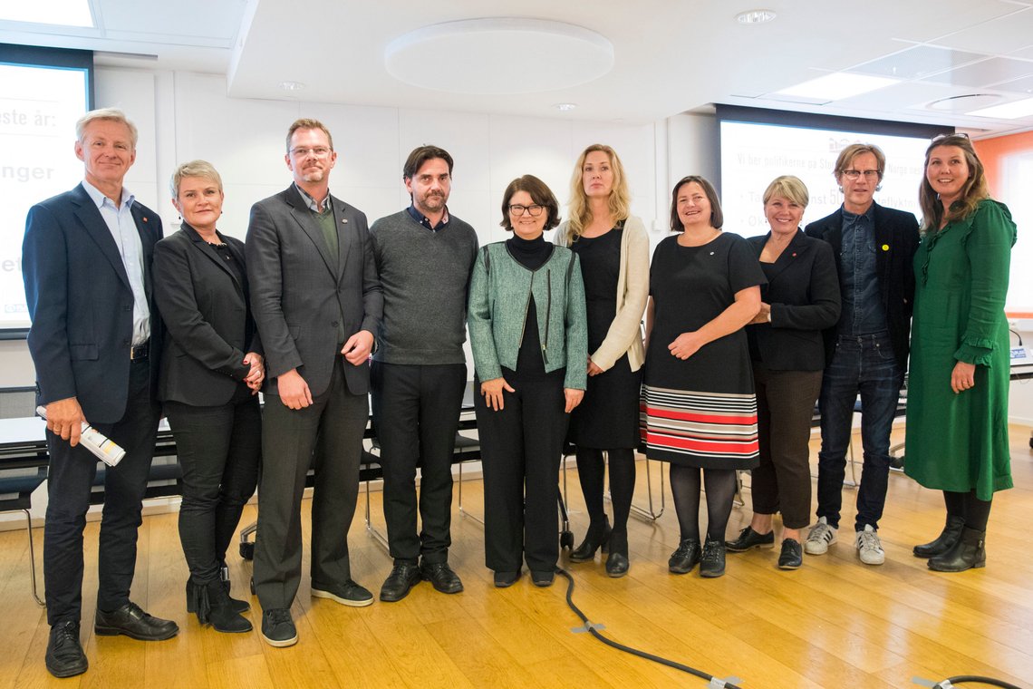 Oslo 20170926.
F.v.: generalsekretær i Flyktninghjelpen Jan Egeland, generalsekretær i Kirkens Nødhjelp Anne-Marie Helland, fungerende generalsekretær i Caritas Knut Andreas Lid, seniorrådgiver i NOAS Jon Ole Martinsen, generalsekretær i Mellomkirkelig råd for Den norsk kirke Berit Hagen Agøy, programsjef i Plan Norge Vigdis Halvorsen, generalsekretær i Norsk Folkehjelp Henriette Westhrin, generalsekretær i Redd Barna Tove Wang, generalsekretær i Amnesty John Peder Egenæs og generalsekretær CARE Gry Larsen representerer organisasjonene som legger fram innspill til statsbudsjettet under en pressekonferanse i Flyktninghjelpens lokaler i Oslo tirsdag.
Foto: Håkon Mosvold Larsen / NTB Oslo 20170926.
F.v.: generalsekretær i Flyktninghjelpen Jan Egeland, generalsekretær i Kirkens Nødhjelp Anne-Marie Helland, fungerende generalsekretær i Caritas Knut Andreas Lid, seniorrådgiver i NOAS Jon Ole Martinsen, generalsekretær i Mellomkirkelig råd for Den norsk kirke Berit Hagen Agøy, programsjef i Plan Norge Vigdis Halvorsen, generalsekretær i Norsk Folkehjelp Henriette Westhrin, generalsekretær i Redd Barna Tove Wang, generalsekretær i Amnesty John Peder Egenæs og generalsekretær CARE Gry Larsen representerer organisasjonene som legger fram innspill til statsbudsjettet under en pressekonferanse i Flyktninghjelpens lokaler i Oslo tirsdag.
Foto: Håkon Mosvold Larsen / NTB