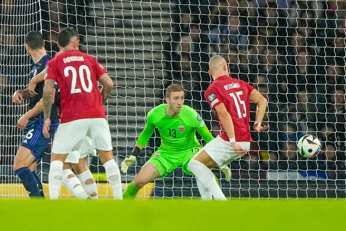 En uheldig Leo Østigård styrer et hjørnespark i eget mål til Skottlands 2-2-utligning mot Norge på Hampden Park. Foto: Fredrik Varfjell / NTB En uheldig Leo Østigård styrer et hjørnespark i eget mål til Skottlands 2-2-utligning mot Norge på Hampden Park. Foto: Fredrik Varfjell / NTB
