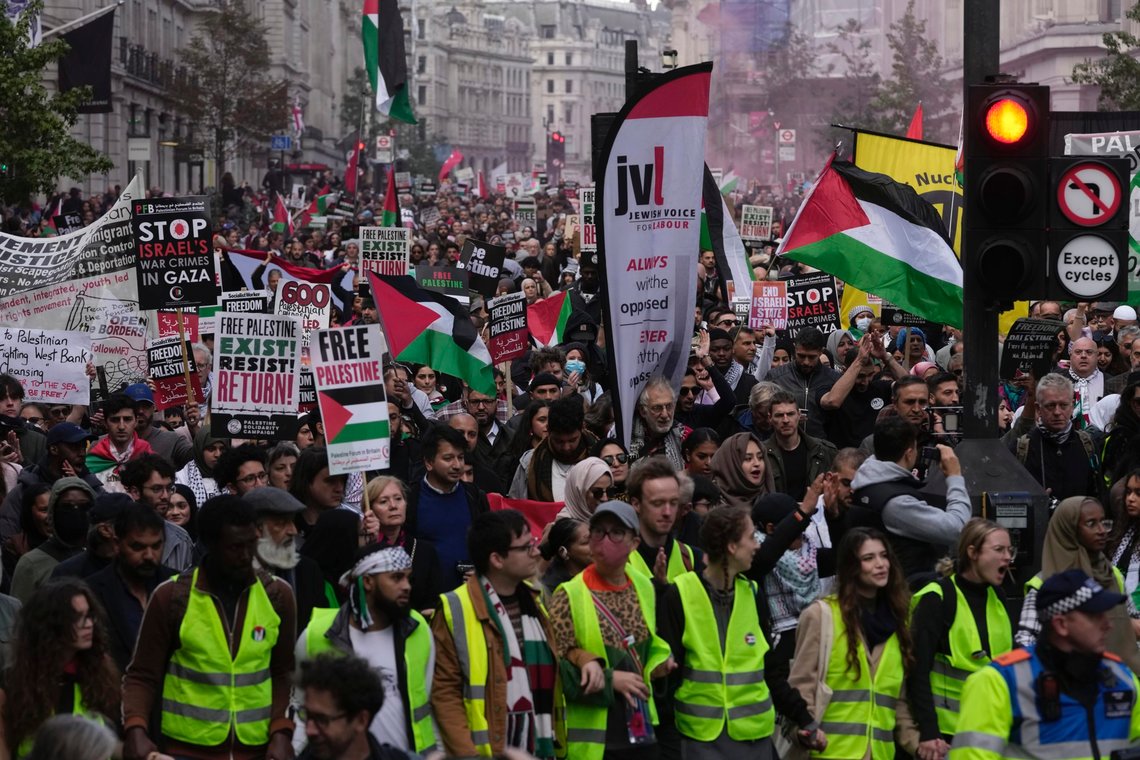 Flere hundre tusen marsjerer i London med plakater om Free Palestine. Hvor er marsjen med plakatene Free Britain? Foto: AP /Kin Cheung/ NTB Flere hundre tusen marsjerer i London med plakater om Free Palestine. Hvor er marsjen med plakatene Free Britain? Foto: AP /Kin Cheung/ NTB
