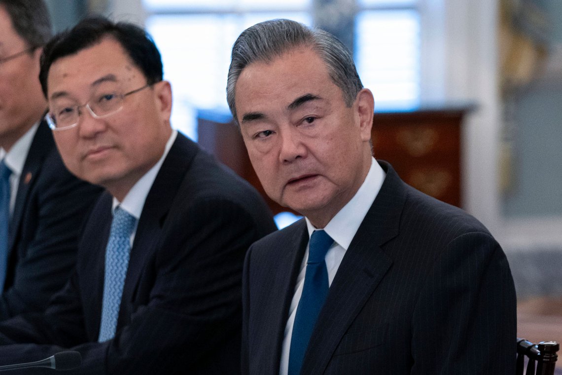 Utenriksminister Wang Yi sier krigen på Gazastripen påvirker alle land i verden. Her fra et møte med USAs utenriksminister i slutten av oktober. Foto: Jose Luis Magana / AP / NTB Utenriksminister Wang Yi sier krigen på Gazastripen påvirker alle land i verden. Her fra et møte med USAs utenriksminister i slutten av oktober. Foto: Jose Luis Magana / AP / NTB