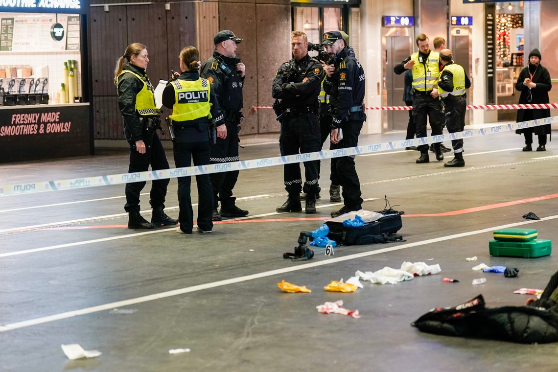Politi i avgangshallen på Oslo S, der to personer ble funnet med stikkskader.
Foto: Fredrik Varfjell / NTB Politi i avgangshallen på Oslo S, der to personer ble funnet med stikkskader.
Foto: Fredrik Varfjell / NTB