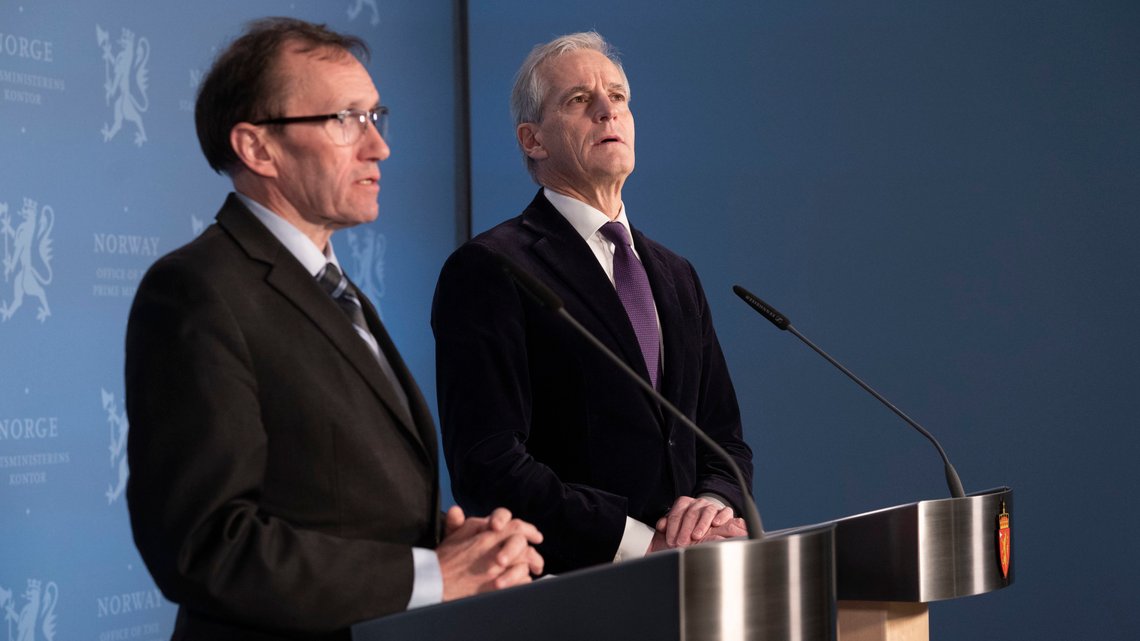 Oslo 20231115.
Utenriksminister Espen Barth Eide (Ap) (t.v.) og statsminister Jonas Gahr Støre (Ap) holder pressekonferanse om norske borgere i Gaza. Pressekonferansen finner sted på Statsministerens kontor i Oslo onsdag ettermiddag.
Foto: Cornelius Poppe / NTB Oslo 20231115.
Utenriksminister Espen Barth Eide (Ap) (t.v.) og statsminister Jonas Gahr Støre (Ap) holder pressekonferanse om norske borgere i Gaza. Pressekonferansen finner sted på Statsministerens kontor i Oslo onsdag ettermiddag.
Foto: Cornelius Poppe / NTB