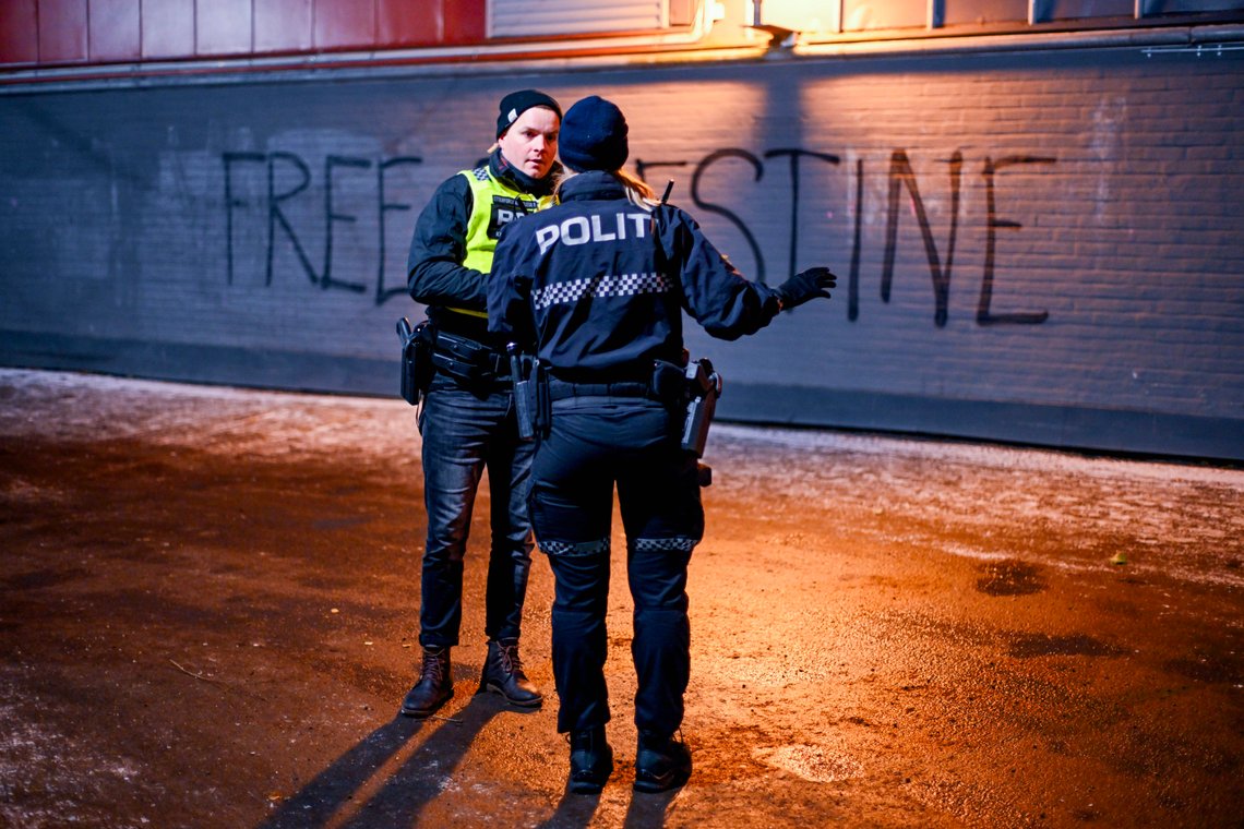 Skriften på veggen vs virkeligheten på bakken: Oslo 20231129.
Politiet er ved Ankerbrua i Oslo etter at en person har blitt knivstukket. Personen skal være alvorlig skadd.
Foto: Martin Solhaug Standal / NTB Skriften på veggen vs virkeligheten på bakken: Oslo 20231129.
Politiet er ved Ankerbrua i Oslo etter at en person har blitt knivstukket. Personen skal være alvorlig skadd.
Foto: Martin Solhaug Standal / NTB