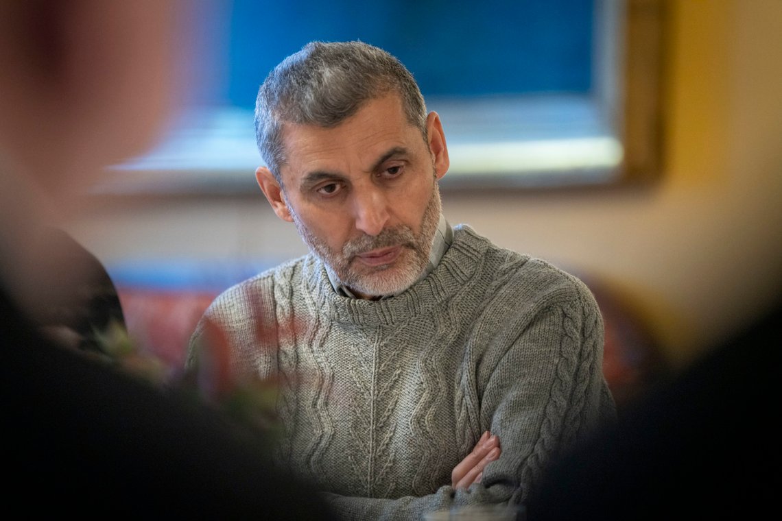 Basim Ghozlan i Muslimsk Dialognettverk, her i dialogmøte med statsminister Jonas Gahr Støre, og barne- og familieminister Kjersti Toppe, mener det er Israel selv som har drept sine egne, og at Hamas er uskyldige.
Foto: Heiko Junge / NTB Basim Ghozlan i Muslimsk Dialognettverk, her i dialogmøte med statsminister Jonas Gahr Støre, og barne- og familieminister Kjersti Toppe, mener det er Israel selv som har drept sine egne, og at Hamas er uskyldige.
Foto: Heiko Junge / NTB
