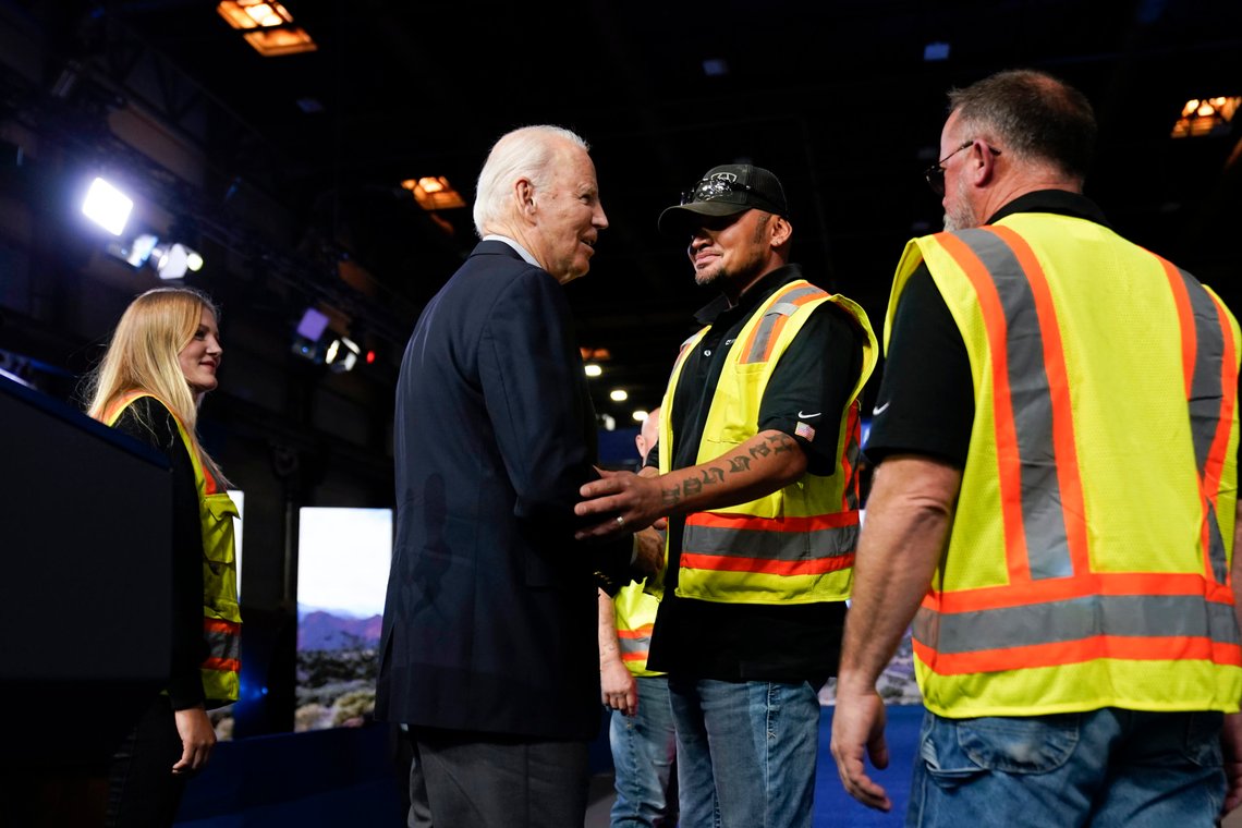 Joe Biden i samtale med noen fabrikkarbeidere. Han forsøker å bløffe slike amerikanere til å tro at de har det bedre nå, men svært mange amerikanere lar seg ikke lure. Foto: AP /Andrew Harnik/ NTB Joe Biden i samtale med noen fabrikkarbeidere. Han forsøker å bløffe slike amerikanere til å tro at de har det bedre nå, men svært mange amerikanere lar seg ikke lure. Foto: AP /Andrew Harnik/ NTB