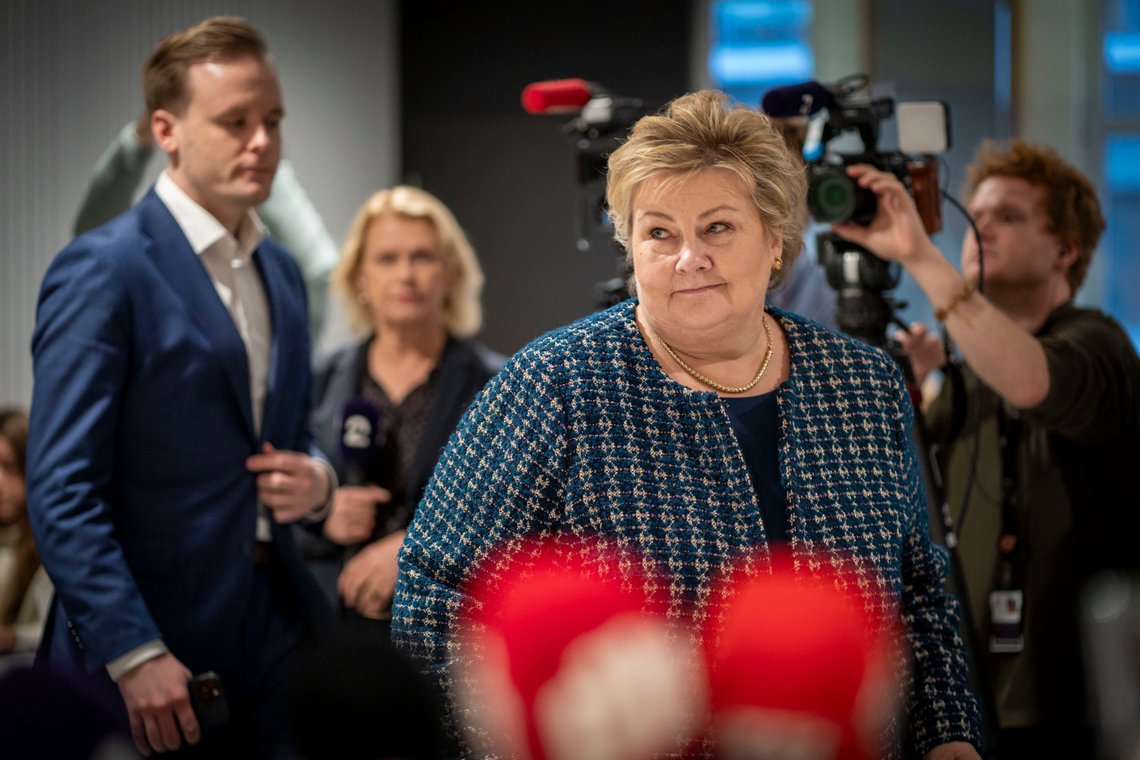 Kontrollkomiteen har begrensede sanksjonsmuligheter overfor tidligere statsminister Erna Solberg, men høringen tirsdag kan få betydning for hennes framtid som Høyres leder og statsministerkandidat. Foto: Heiko Junge / NTB Kontrollkomiteen har begrensede sanksjonsmuligheter overfor tidligere statsminister Erna Solberg, men høringen tirsdag kan få betydning for hennes framtid som Høyres leder og statsministerkandidat. Foto: Heiko Junge / NTB