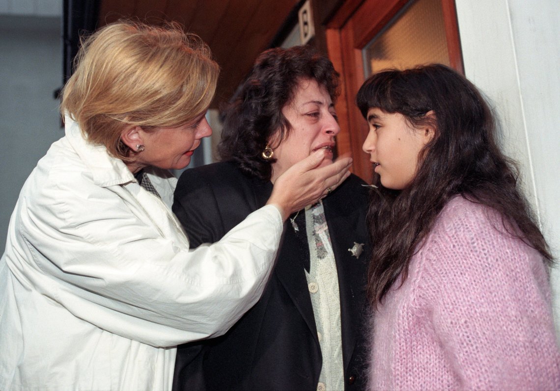 Oslo 199511. Den palestinske flykapreren Souhaila Sami Andrawes utleveres til Tyskland. Andrawes (42) pågripes av politiet i sitt hjem på Grefsen. Hun blir sendt ut av landet med fly senere på dagen. Her tar hun avskjed med sin datter, Laila (10). Andrawes trøstes av sin advokat, Heidi Bache-Wiig. Foto: Per Løchen Oslo 199511. Den palestinske flykapreren Souhaila Sami Andrawes utleveres til Tyskland. Andrawes (42) pågripes av politiet i sitt hjem på Grefsen. Hun blir sendt ut av landet med fly senere på dagen. Her tar hun avskjed med sin datter, Laila (10). Andrawes trøstes av sin advokat, Heidi Bache-Wiig. Foto: Per Løchen