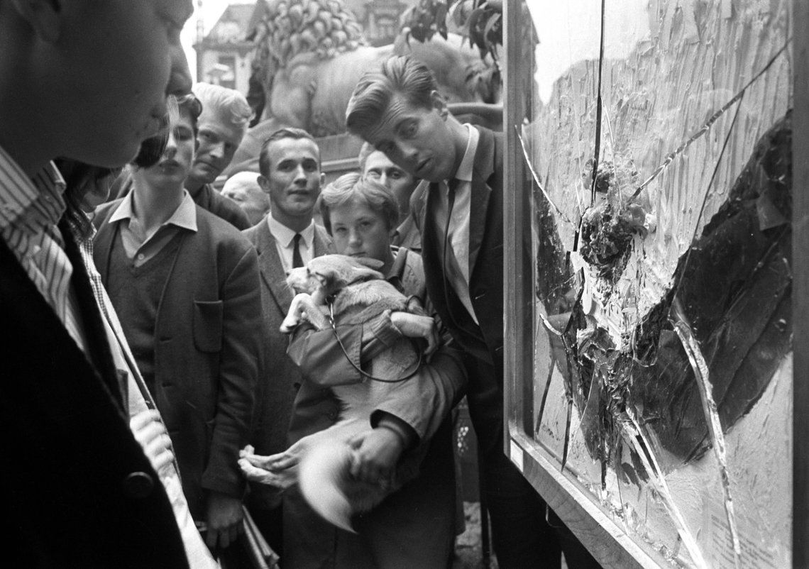 Oslo 5. august 1965.
En mann angrep Kjartan Slettemarks bilde foran Stortinget, opptøyer og politiet må gripe inn og tar bildet inn til Victoria Terrasse.
Fritz Røed og Frans Widerberg henter bildet på Victoria Terrasse og får sendt det til Slettemark som befinner seg i Stockholm.
Foto;Arild Hordnes / NTB / NTB Oslo 5. august 1965.
En mann angrep Kjartan Slettemarks bilde foran Stortinget, opptøyer og politiet må gripe inn og tar bildet inn til Victoria Terrasse.
Fritz Røed og Frans Widerberg henter bildet på Victoria Terrasse og får sendt det til Slettemark som befinner seg i Stockholm.
Foto;Arild Hordnes / NTB / NTB