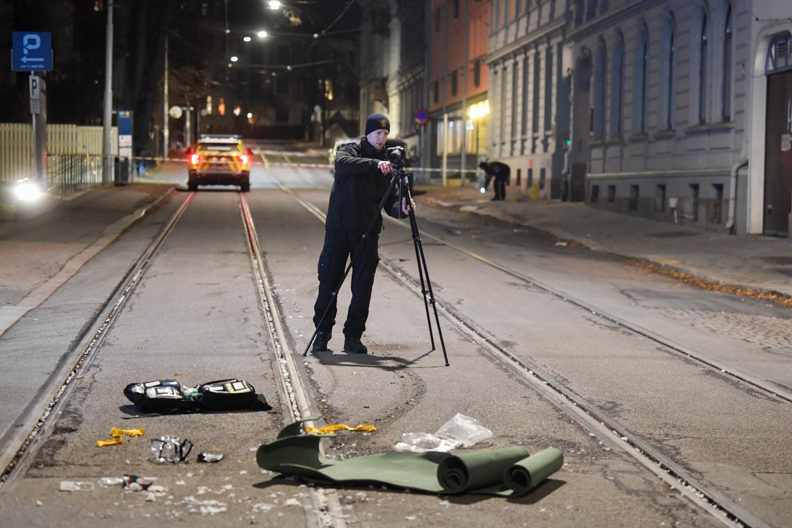 Oslo 20231126.
Politiet undersøker stedet der en person ble alvorlig skadet etter å ha blitt påkjørt av en bil ved Solli plass i Oslo.
Foto: Annika Byrde / NTB Oslo 20231126.
Politiet undersøker stedet der en person ble alvorlig skadet etter å ha blitt påkjørt av en bil ved Solli plass i Oslo.
Foto: Annika Byrde / NTB