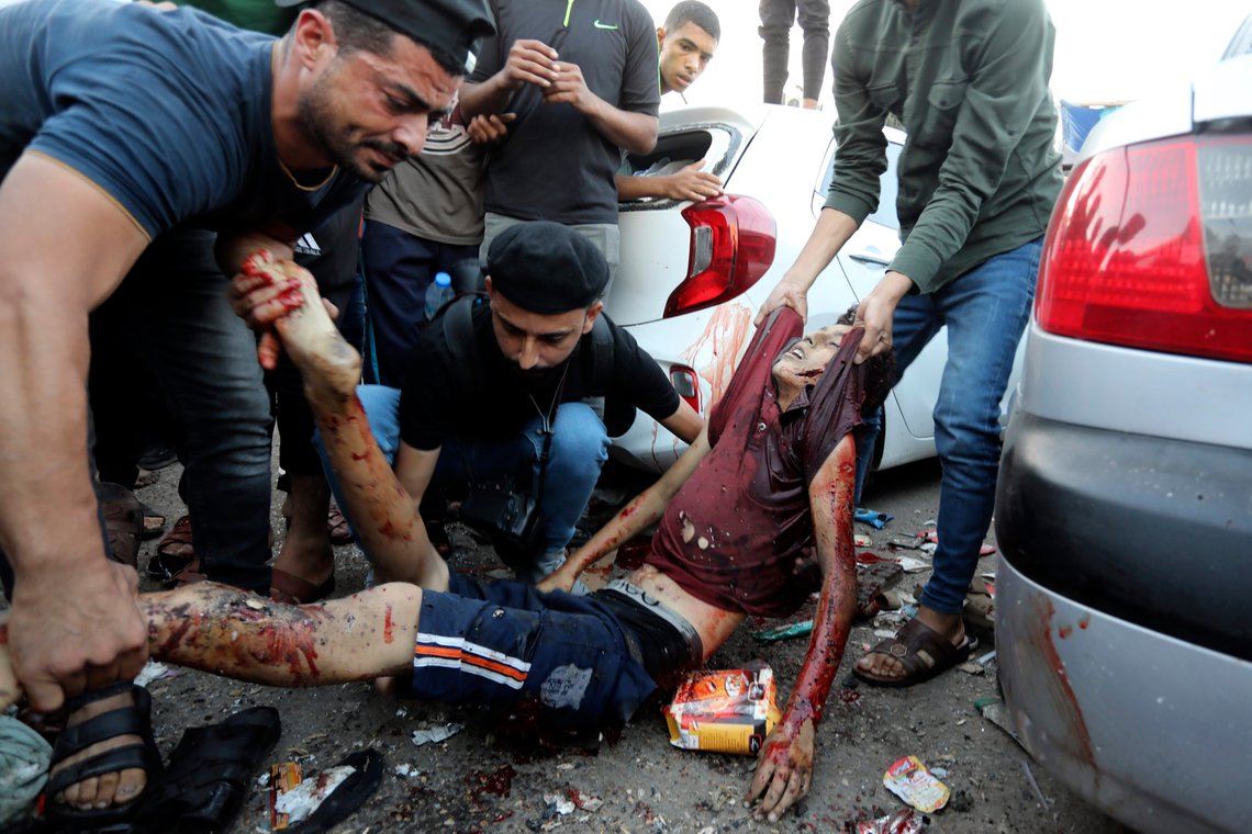 En død palestiner utenfor al-Shifa-sykehuset i Gaza 3. november 2023. AP Photo/Abed Khaled. Men noen av de samme fotografene var med Hamas-krigerne inn i Israel 7. oktober. En død palestiner utenfor al-Shifa-sykehuset i Gaza 3. november 2023. AP Photo/Abed Khaled. Men noen av de samme fotografene var med Hamas-krigerne inn i Israel 7. oktober.