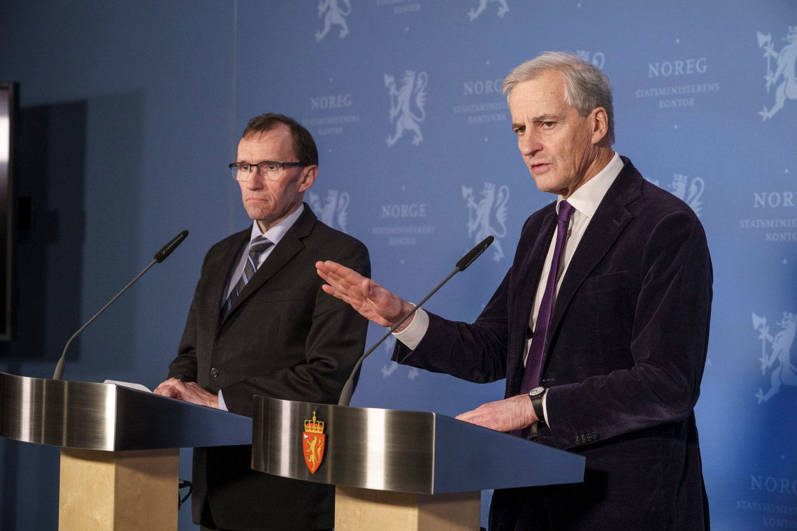Oslo 20231115.
Utenriksminister Espen Barth Eide (Ap) (t.v.) og statsminister Jonas Gahr Støre (Ap) holder pressekonferanse om norske borgere i Gaza. Pressekonferansen finner sted på Statsministerens kontor i Oslo onsdag ettermiddag.
Foto: Cornelius Poppe / NTB Oslo 20231115.
Utenriksminister Espen Barth Eide (Ap) (t.v.) og statsminister Jonas Gahr Støre (Ap) holder pressekonferanse om norske borgere i Gaza. Pressekonferansen finner sted på Statsministerens kontor i Oslo onsdag ettermiddag.
Foto: Cornelius Poppe / NTB